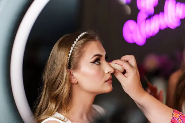Esteticista Profesional Aplicando Maquillaje Cara Hermosa Mujer Joven Profesional Conforman Imagen de stock