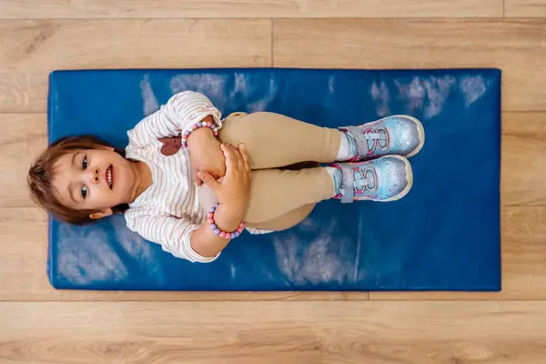 Adorable Young Girl Enjoying Her Physical Therapy Sessions Playing Contentedly — Foto Stock
