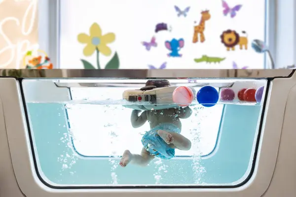 Niño Pequeño Bebé Está Nadando Pasando Rato Agradable Durante Una Fotos De Stock