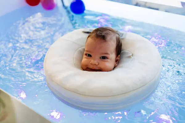 Niño Pequeño Bebé Está Nadando Pasando Rato Agradable Durante Una Fotos de stock libres de derechos