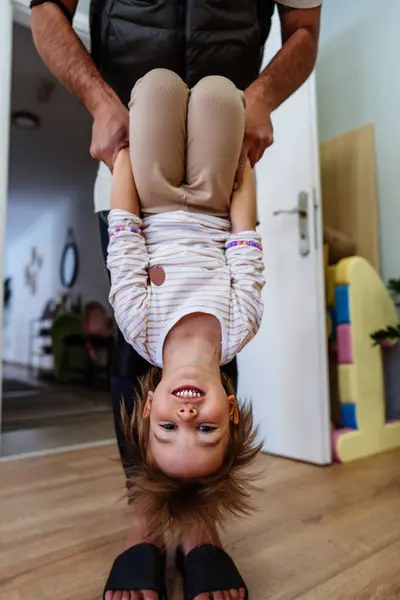 Menina Adorável Goza Sessões Fisioterapia Com Terapeuta Qualificado Ginásio Infantil Fotografia De Stock