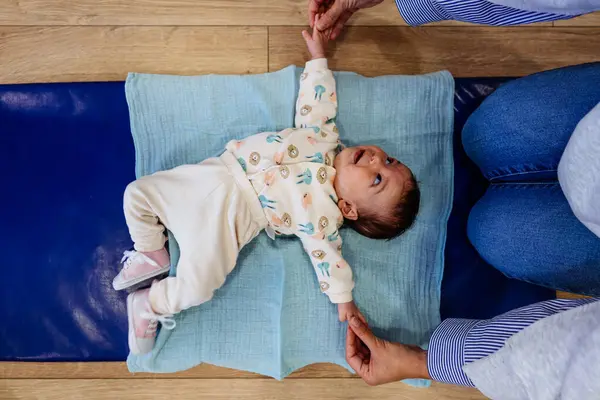 Liebenswertes Baby Genießt Physiotherapie Sitzungen Mit Einem Qualifizierten Therapeuten Einem Stockfoto