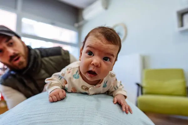 Bebê Adorável Desfruta Sessões Fisioterapia Com Terapeuta Qualificado Ginásio Infantil Fotos De Bancos De Imagens