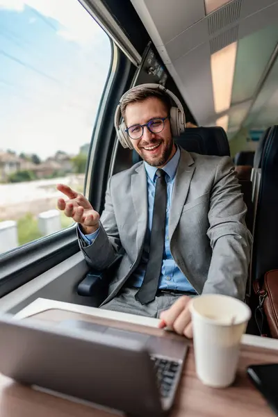 Bonito Homem Negócios Está Divertindo Enquanto Viaja Trem Alta Velocidade Fotos De Bancos De Imagens