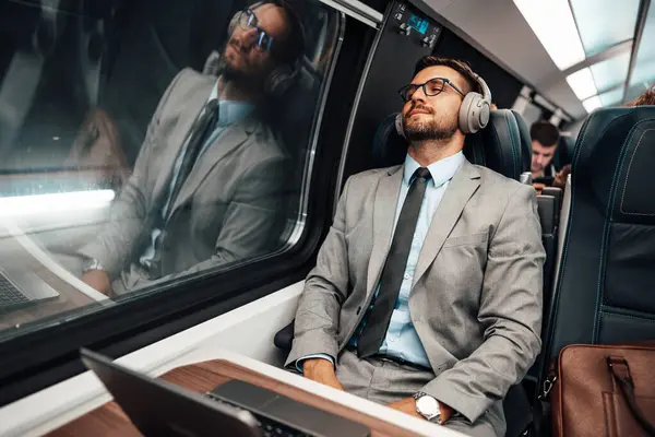 Bonito Empresário Cansado Relaxando Enquanto Viaja Com Trem Metrô Alta Fotos De Bancos De Imagens