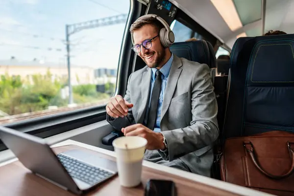 Hombre Negocios Guapo Está Divirtiendo Mientras Viaja Tren Alta Velocidad Fotos De Stock Sin Royalties Gratis