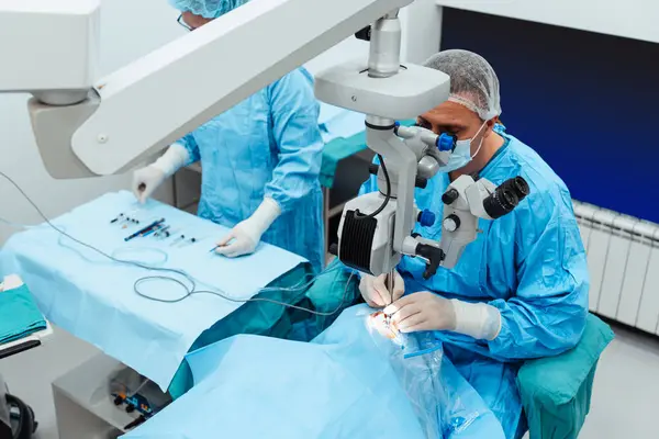 Vakkundige Chirurg Zijn Medisch Team Voeren Nauwkeurige Oogchirurgie Uit Een Rechtenvrije Stockafbeeldingen