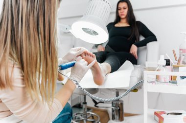 Profesyonel ayak hastalıkları uzmanı ya da ayak hastalıkları uzmanı. Ayak ve ayak tırnakları güzellik ve hijyenik tedaviler. 