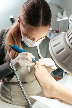 Profesyonel ayak hastalıkları uzmanı ya da ayak hastalıkları uzmanı. Ayak ve ayak tırnakları güzellik ve hijyenik tedaviler. 