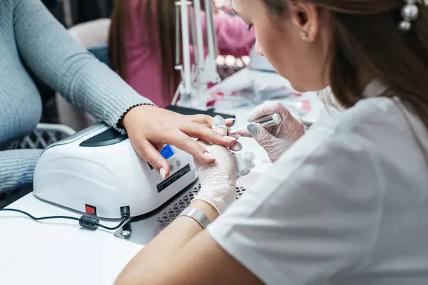 Professionele Manicure Werkzaam Een Moderne Schoonheidssalon Tevreden Vrouwelijke Klant Ontvangen Stockfoto