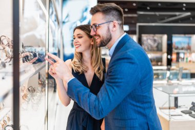 Modern kuyumcuda alışveriş yapan güzel bir çift. Erkekler moda ve zarafet konsepti.