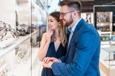 Modern kuyumcuda alışveriş yapan güzel bir çift. Erkekler moda ve zarafet konsepti.