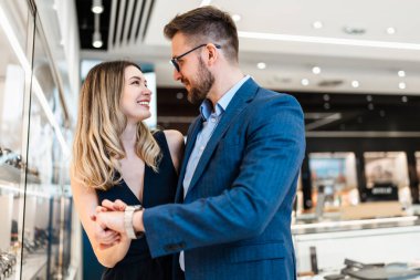 Modern kuyumcuda alışveriş yapan güzel bir çift. Erkekler moda ve zarafet konsepti.