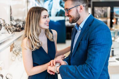 Modern kuyumcuda alışveriş yapan güzel bir çift. Erkekler moda ve zarafet konsepti.