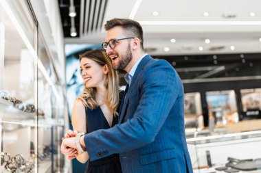 Modern kuyumcuda alışveriş yapan güzel bir çift. Erkekler moda ve zarafet konsepti.