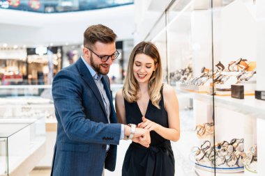 Modern kuyumcuda alışveriş yapan güzel bir çift. Erkekler moda ve zarafet konsepti.