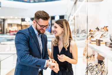 Modern kuyumcuda alışveriş yapan güzel bir çift. Erkekler moda ve zarafet konsepti.