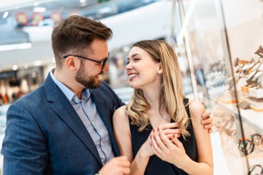 Modern kuyumcuda alışveriş yapan güzel bir çift. Erkekler moda ve zarafet konsepti.