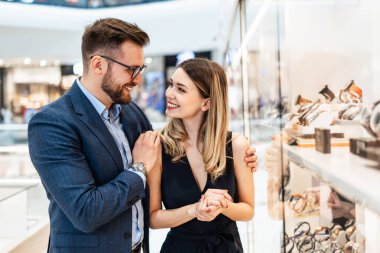 Modern kuyumcuda alışveriş yapan güzel bir çift. Erkekler moda ve zarafet konsepti.