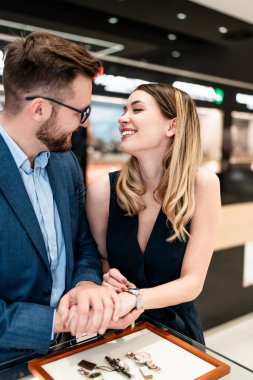 Modern kuyumcuda alışveriş yapan güzel bir çift. Erkekler moda ve zarafet konsepti.