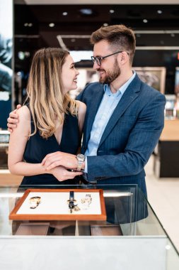 Modern kuyumcuda alışveriş yapan güzel bir çift. Erkekler moda ve zarafet konsepti.