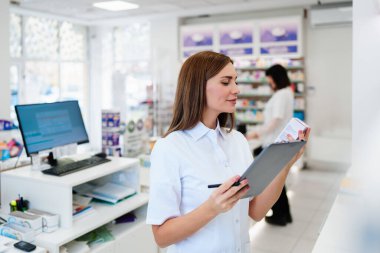 İki güzel eczacı bir eczanede birlikte çalışıp hisse senedi alıyorlar. Pozitif sağlık çalışanlarının portresi ya da iş yerindeki kimyagerlerin..