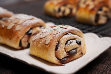 Lezzetli çikolata ve vişneli çörekler. Ev yapımı yemek..