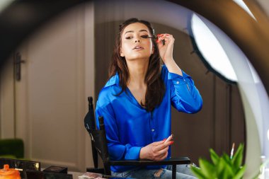 Makyaj stüdyosunda çalışan genç ve güzel bir bayan profesyonel makyöz. O, kendini toparlamaktan hoşlanır. Yüzüne makyaj yapan muhteşem bir manken..