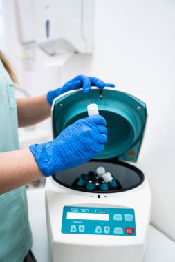 Genç kadın üreme endokrinoloğu veya jinekolog, üreme tıbbında kısırlık tedavisi ve insan doğurganlığının korunması da dahil olmak üzere araştırmalar için bir tıp laboratuvarında çalışıyor..