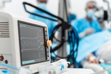 Yetenekli cerrah ve tıbbi ekibi yaşlı bir hastaya hassas bir göz ameliyatı yaparak en son tıbbi teknoloji ve ileri teknoloji ile görme yetisini geri kazandılar. Modern göz ameliyatı konsepti.