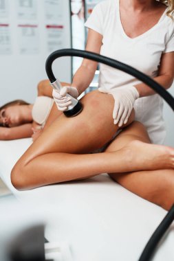 Süpürge bipolar ve çok kutuplu kavitasyon. Cilt esnekliğini ve yağ kaybını artırmak için modern teknoloji ve sağlık vücudu ve güzellik iyileştirmesi.