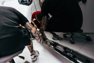 Çağdaş bir araba atölyesi bünyesinde iki yetenekli profesyonel araç cilalama ve ayrıntılı bakım hizmetlerinde yer alıyor. Çalışma alanı, yüksek kaliteli araba valelik kavramını somutlaştıran geniş LED ışıklandırmasıyla iyi aydınlatılmış..