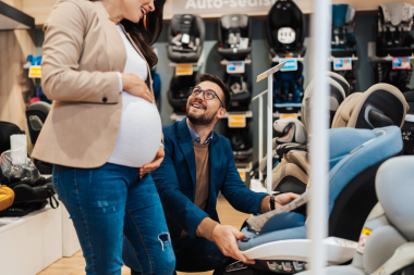 Çekici orta yaşlı çift bebek arabası ve araba koltuğu almaktan zevk alıyor. Bebek dükkanında ya da dükkanda heteroseksüel bir çift. Çocuk beklenen kavram.