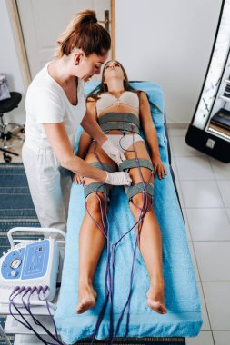 Elektrostimulasyon EMS zayıflama makinesi ile modern teknoloji tıbbi sağlık ve güzellik tedavisi.