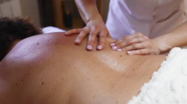 Obez orta yaşlı kadın, kilo azaltma ve kötü duruşu düzeltme amaçlı özel bir vücut masajı yaptırır. Modern kilo kaybı fizik tedavi ve güzellik spa konsepti.