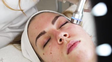 Güzel ve çekici genç bir kadın serumla profesyonel cilt bakımı görüyor. Modern ve popüler cilt bakımı kavramı.