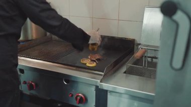 Yakışıklı sakallı profesyonel şef restoran mutfağında çalışıyor. O, balık ve deniz ürünleriyle sağlıklı lezzetli yemekler hazırlar..