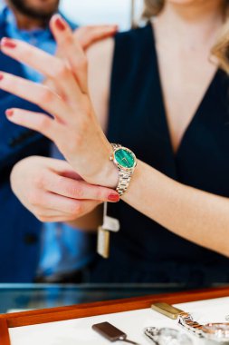 Modern kuyumcuda tatil alışverişinde eğlenen güzel bir çift. Erkekler moda ve tüketim kavramı.