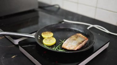 Lokanta mutfağında çalışan profesyonel aşçıların yakın çekimleri. O, balık ve deniz ürünleriyle sağlıklı lezzetli yemekler hazırlar..