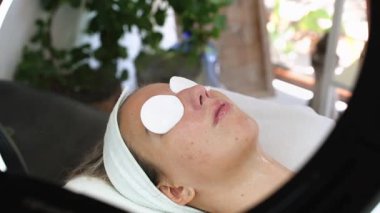 Genç bir kadın termal ozon yüz buharı ile güzellik tedavisi görüyor. Profesyonel kozmetoloji salonu veya güzellik merkezi prosedürü.