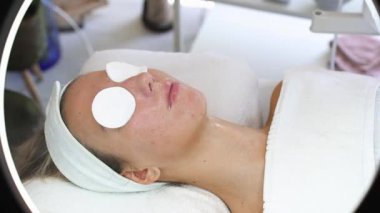 Genç bir kadın termal ozon yüz buharı ile güzellik tedavisi görüyor. Profesyonel kozmetoloji salonu veya güzellik merkezi prosedürü.