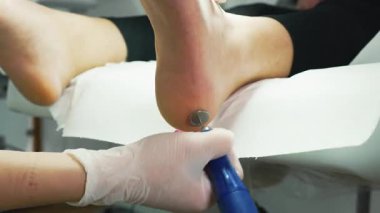 Profesyonel ayak hastalıkları uzmanı ya da ayak hastalıkları uzmanı. Ayak ve ayak tırnakları güzellik ve hijyenik tedaviler. 