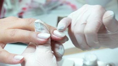 Modern bir güzellik salonunda çalışan profesyonel bir manikürcü. Kaplıcada manikür tedavisi gören tatmin olmuş bir bayan müşteri..