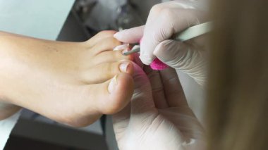 Profesyonel ayak hastalıkları uzmanı ya da ayak hastalıkları uzmanı. Ayak ve ayak tırnakları güzellik ve hijyenik tedaviler. 