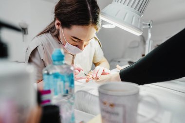 Profesyonel ayak hastalıkları uzmanı ya da ayak hastalıkları uzmanı. Ayak ve ayak tırnakları güzellik ve hijyenik tedaviler. 