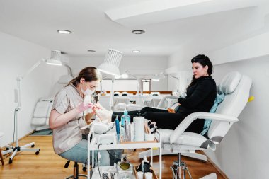 Profesyonel ayak hastalıkları uzmanı ya da ayak hastalıkları uzmanı. Ayak ve ayak tırnakları güzellik ve hijyenik tedaviler. 