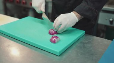 Yakışıklı sakallı profesyonel şef restoran mutfağında çalışıyor. O, balık ve deniz ürünleriyle sağlıklı lezzetli yemekler hazırlar..