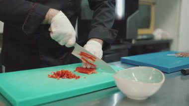 Yakışıklı sakallı profesyonel şef restoran mutfağında çalışıyor. O, balık ve deniz ürünleriyle sağlıklı lezzetli yemekler hazırlar..