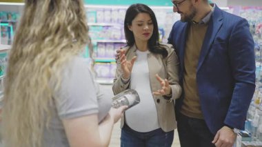 Çekici, orta yaşlı bir çift yeni bebekleri için elbise ve eşyalar almaktan zevk alıyor. Bebek dükkanında ya da dükkanda güzel bir çift. Bebek konsepti bekleniyor..
