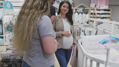 Çekici, orta yaşlı bir çift yeni bebekleri için elbise ve eşyalar almaktan zevk alıyor. Bebek dükkanında ya da dükkanda güzel bir çift. Bebek konsepti bekleniyor..